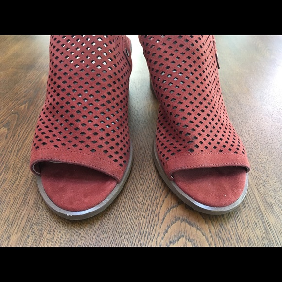 Marc Fisher 8.5 chunk heel perforated sling back suede upper. Like brand new! - Picture 2 of 5
